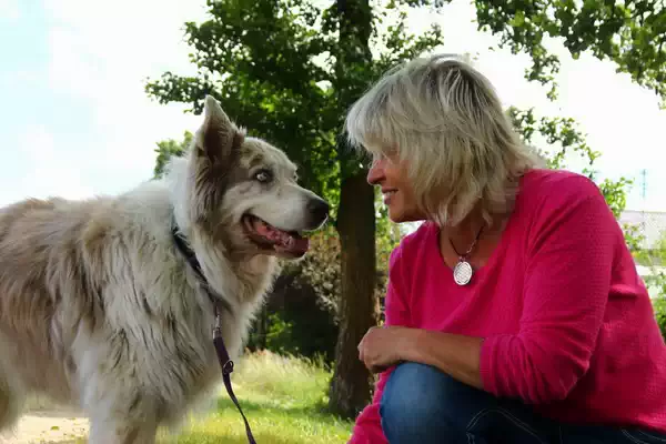 Sally und Gabi Hundetrainerin Gabriele Müller mit ihrer Sally